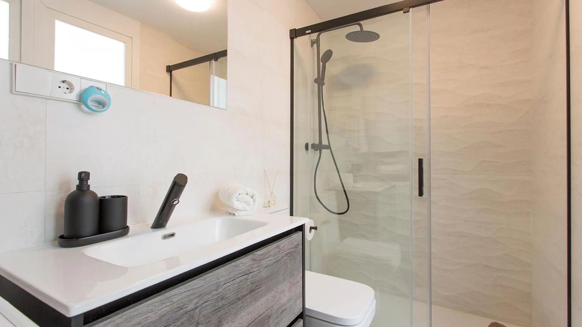 Dali'S Sanctuary In Granada - Private Parking Free Apartment